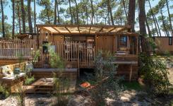 Vue ensemble Lodge Premium 4 personnes avec jacuzzi dans les Landes au camping Le Vieux Port