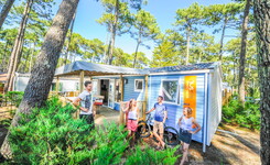 Extérieur et emplacement Mobil-home Resasol 6/8 personnes dans les Landes au camping Le Vieux Port