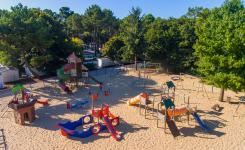 Aire de jeux pour les enfants du camping 5 étoiles Le Vieux Port dans les Landes vue du ciel