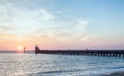 Estacade de Capbreton au coucher de soleil sur l'océan Atlantique