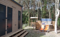 Bloc sanitaire privé  Emplacement VIP 150 jacuzzi 2/6 personnes dans les Landes au camping Le Vieux Port