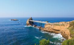 Rocher de la Vierge à Biarritz situé à quelques kilomètres du camping 5 étoiles Le Vieux Port dans les Landes