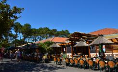 Tables en terrasse du restaurant du camping 5 étoiles Le Vieux Port dans les Landes