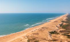 Littoral landais avec vue sur la plage et l'océan Atlantique qui bordent le camping 5 étoiles Le Vieux Port