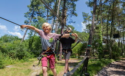 Activité accrobranche proposé au camping le Vieux port 5 étoiles dans les Landes