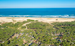 Vue sur le littoral landais et l'accès direct à la plage au camping 5 étoiles Le Vieux Port dans les Landes à Messanges