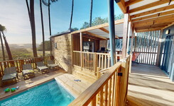 Piscine privée de la terrasse d'un Chalet Premium avec vue sur la dune au camping Le Vieux Port dans les Landes à Messanges