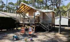 Cabane sur pilotis 4/5 personnes au Camping 5 étoiles le Vieux Port dans les Landes 