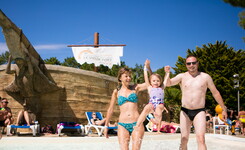 Personnes vie de famille au camping Le Vieux Port avec femme mari et fille enfant à Messanges Vieux Boucau dans le bassin aquatique