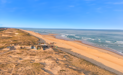 plage-des-casernes-seignosse-landes-nouvelle-aquitaine-blockhaus-soleil-ciel-bleu-personnes-exterieur-ocean-atlantique-vagues-soleil-resasol-vacances-loisirs-evenements