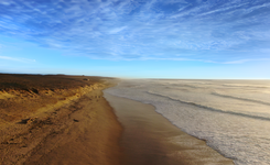 vielle-saint-girons-landes-nouvelle-aquitaine-france-plage-lette-blanche-sunset-soleil-vagues-deux-personnes-scenic-jaune-marron-ciel-bleu-outdoor-resasol-vacances-loisirs-evenements