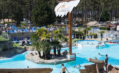 parc aquatique le vieux port mai camping landes premium 5 etoiles eau piscine chauffee personnes exterieur ensoleille drapeau embleme mat