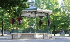 dax-les-landes-nouvelle-aquitaine-france-kiosque-jardin-banc-vegetation-beaute-architecture