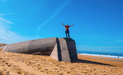 labenne-ocean-les-landes-nouvelle-aquitaine-france-content-bunker-blockhaus-pose-photo