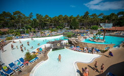 parc aquatique le vieux port août camping landes premium 5 etoiles personnes exterieur ensoleille eau piscine chauffee