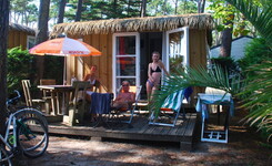 Vieux Port camping paysage et interieur camp avec famille qui pose devant son mobil home dans la pinède de pins SAGA propriétaires