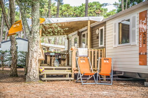 Emplacement et terrasse Mobil-home Resasol 6/8 personnes avec 2 salles de bains dans les Landes au camping Le Vieux Port