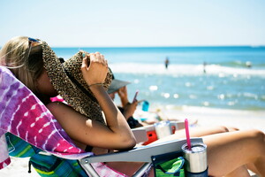  plage ocean baigneurs femme transat siege chapeau soleil ensoleillé lunettes boisson scintillement été beau temps bonheur relaxation détente bronzage bronzer