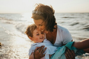 mere-fils-parent-enfant-joie-bonheur-vacances-plage-ocean-sunset-coucher-du-soleil-dans-les-bras-rires