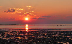 Dans ce décor enchanteur, le coucher de soleil devient une mémoire partagée, un moment inoubliable gravé dans le cœur de ceux qui ont eu la chance de l’admirer.